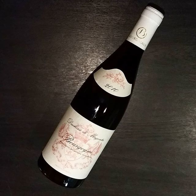 Aged Chardonnay from Bourgogne should be expensive? Not necessarily! Let's take as example this Bourgogne AOC from Duchesse de Magenta. It is incredible, complex, deep intense and at a reasonable price. Happiness lives here.
.
.
Gli Chardonnay affinati a… bit.ly/2UDIaTJ