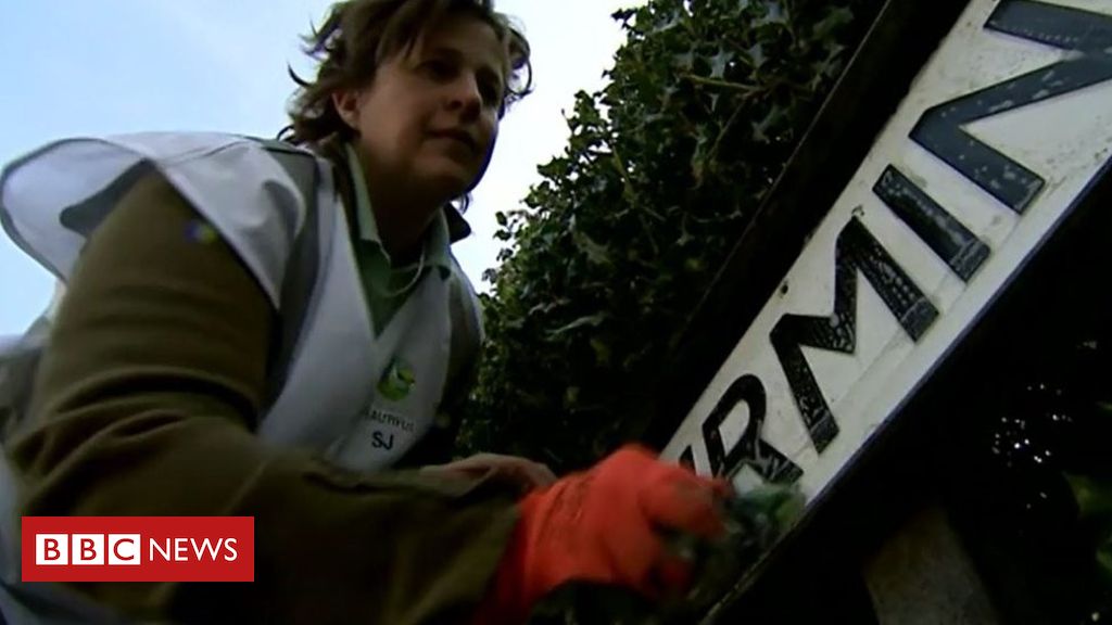 BunzlCleaning's tweet image. Bromsgrove woman on mission to clean filthy road signs ow.ly/WSM030orSmt  #SpringCleaningChallenge 

Image Courtesy of BBC News