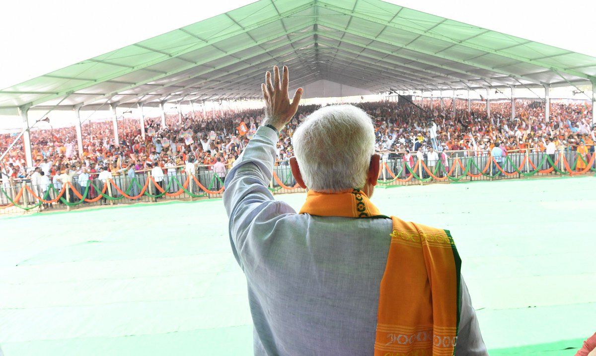 narendramodi's tweet photo. At the rally in Banda, talked about a series of subjects, particularly NDA’s vision for irrigation and ensuring every household has access to clean water. 

Also emphasised on the need of a stable Government at the Centre, which can realise the dreams of the people of India. https://t.co/DphvH8Sk9D