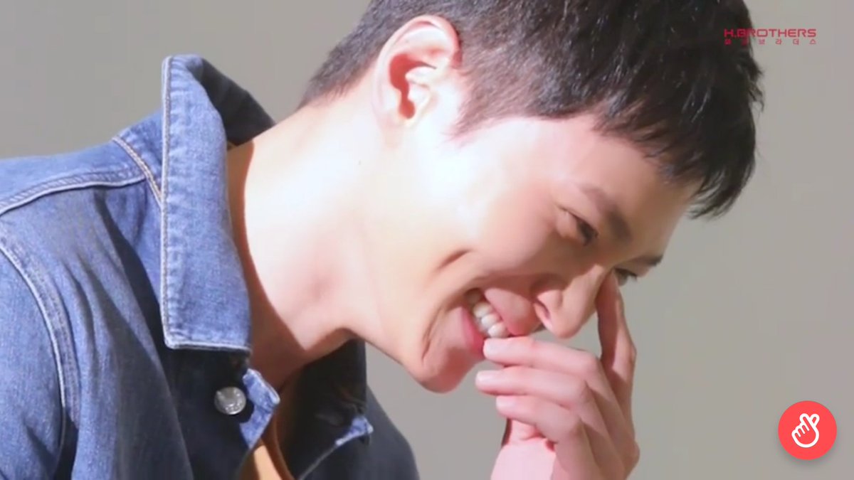 ตรงกลางข้างอี้ป๋อ ♡♡♡ tweet media