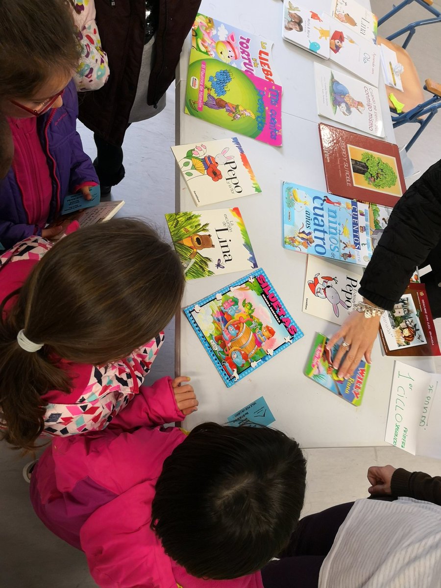 BIBLIOFANTASIO's tweet photo. El #mercadillosolidario arrancó con mucha expectación, muchos niños/as ya tienen una nueva aventura por descubrir 📙❤️ #DiaDelLibro #DiaDelLibro_A #DiadelLibro2019 #L1bbeeGr #bibliotecaescolar @BECREAGR @ceip_nevada https://t.co/q0ZCRlId9Q