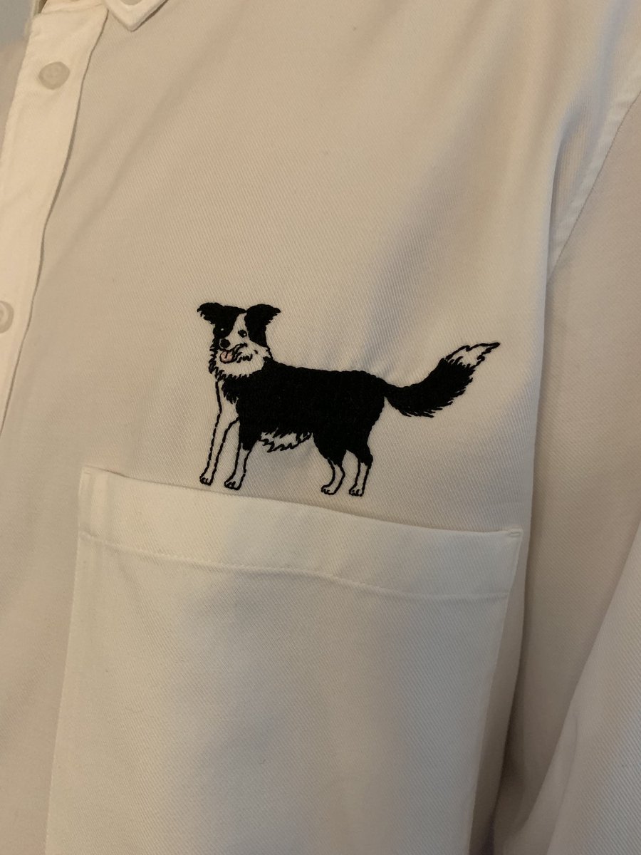 얼마전 생일 선물로 의뢰한 서로 자수. 귀엽지요. 자세히 보면 혀가 아주 연한 분홍색. ㅎㅎ 꼬리는 강아지 친구들 만날 때 모드로. 🐕 시작사 <a href="/sizaksa/">시작사</a> 에 사랑하는 반려 동물 자수를 의뢰하세요.