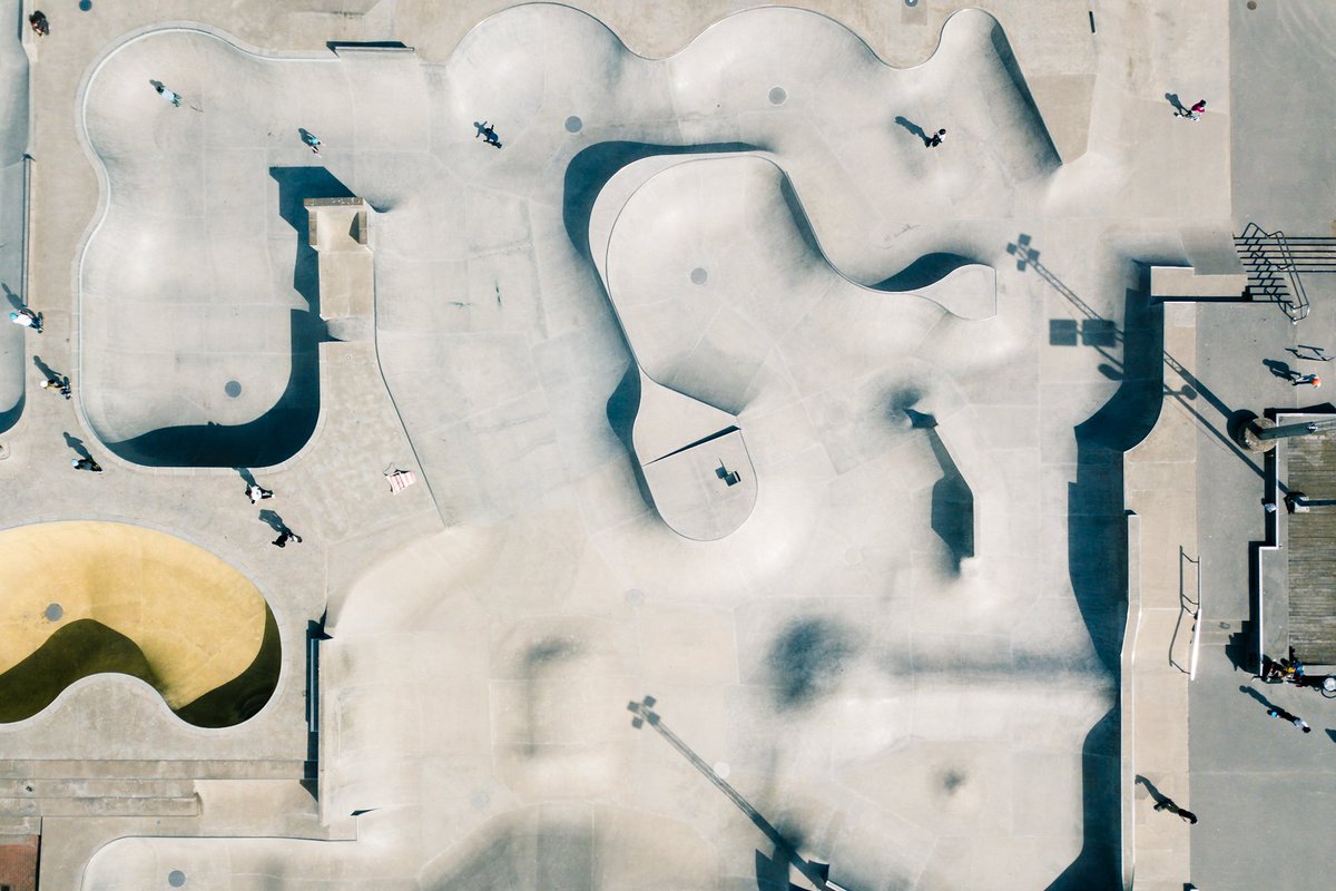 I would probably break every bone in my body if I tried to skate here, so I'm keeping a safe distance. 😁

#photography #dronelife #Skaters #skateboarders #malmö