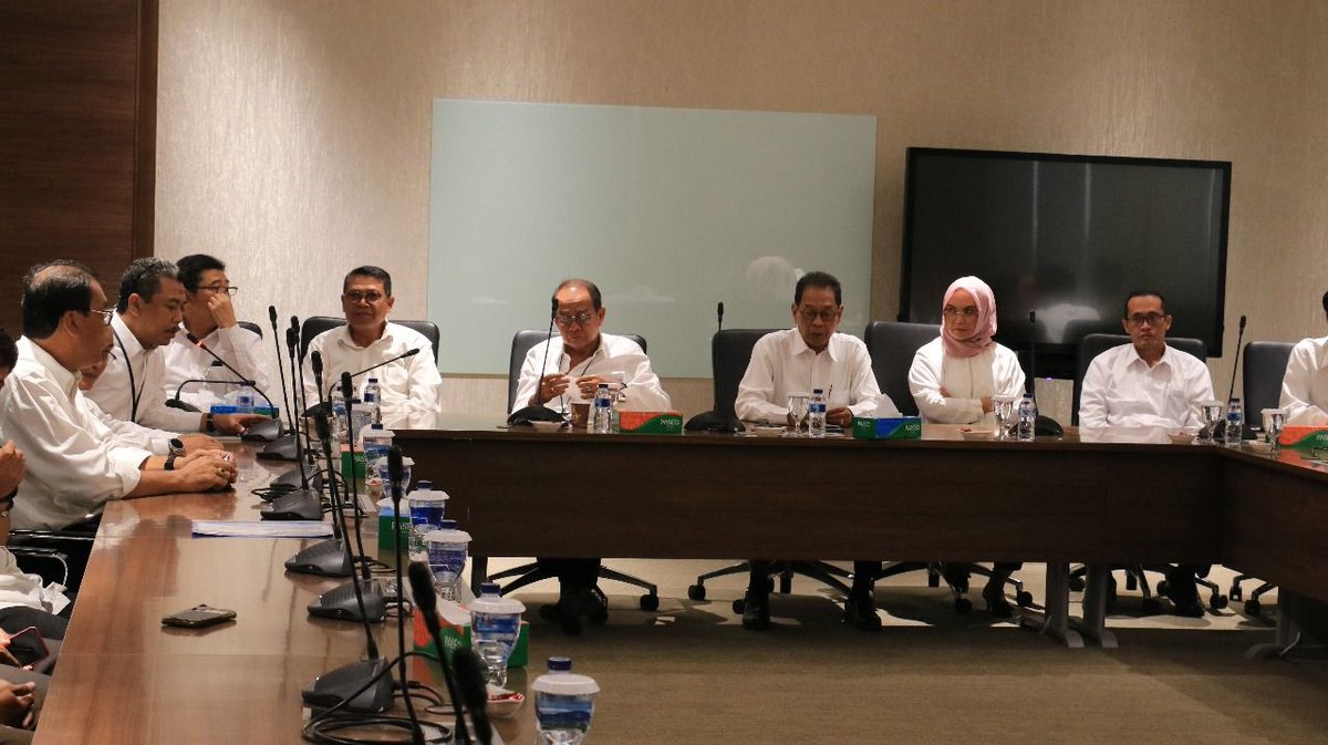 HutamaKarya's tweet photo. Pada hari Rabu (24/3) bertempat di HK Tower, Bapak Bintang Perbowo selaku Direktur Utama PT Hutama Karya beserta dengan jajaran Direksi lainnya melepas keberangkatan 31 karyawan HK untuk melakukan Ibadah Umroh.

#HutamaKarya #IMVID #InovasiUntukSolusi #everybodyisinfrabuddy https://t.co/I5phVCTNYa