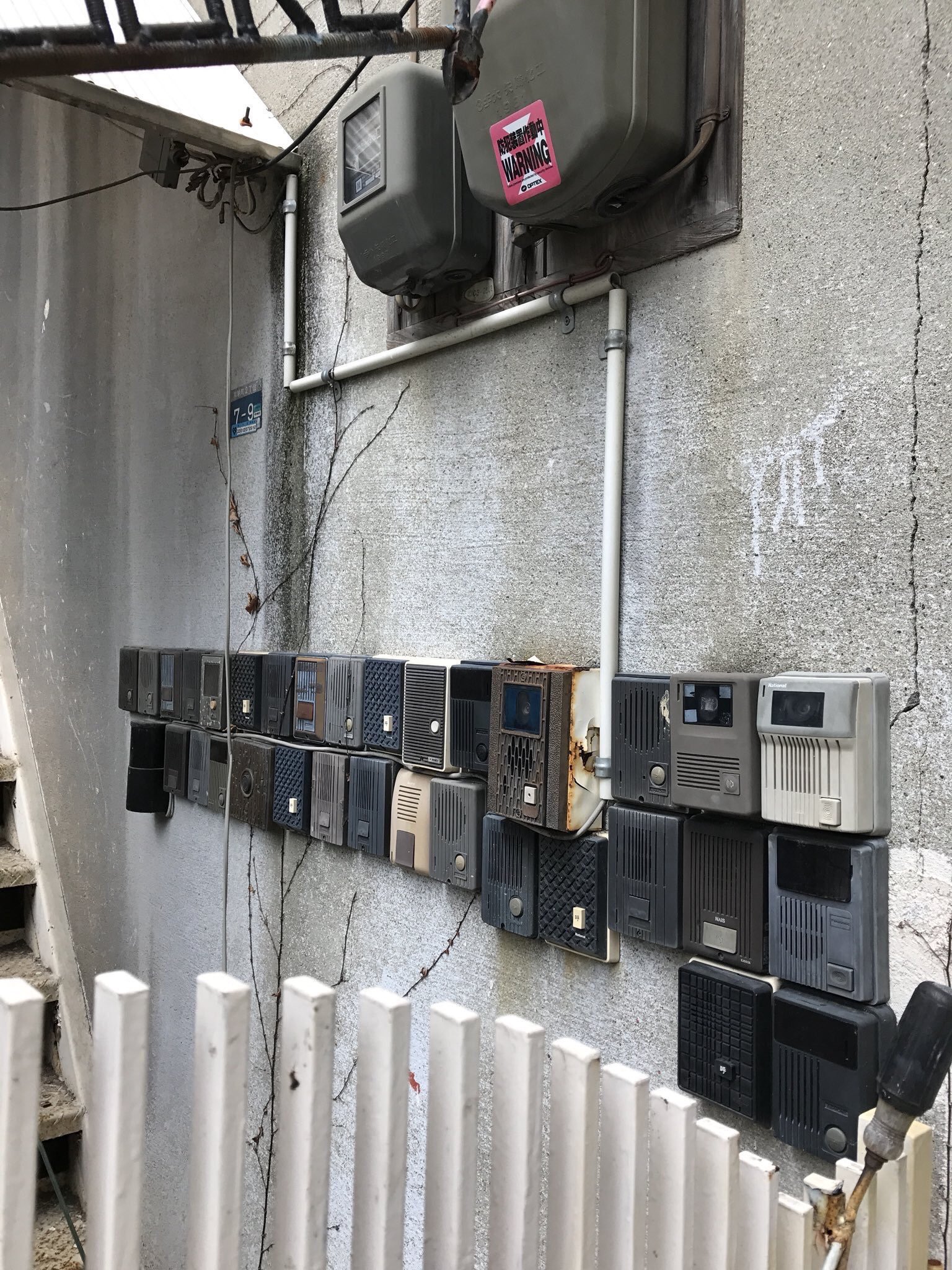 まつじ 神戸市三宮にある某電気工事会社 新しいインターホンへの取り替えで必要なくなった古いものを職人たちが持ち帰って 壁に貼り付けていったらこのような状態になった そのため実際に音が鳴るのは 配線されてるインターホン1つだけ あとはダミー まつじ 神戸市三宮にある某電気工事会社 新しいインターホンへの取り替えで必要なくなった古いものを職人たちが持ち帰って 壁に貼り付けていったらこのような状態になった そのため実際に音が鳴るのは 配線されてるインターホン1つだけ あとはダミー