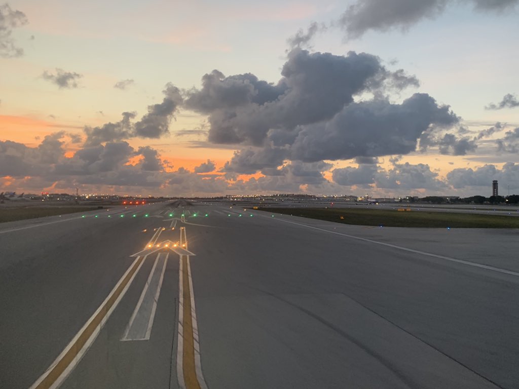 ManikinRunner's tweet photo. Happy Thursday, friends, and good show @FLLFlyer @Delta #FirstClass #windowseat #morning #sunrise #PhotogInFlight #nofilterneeded https://t.co/GGrvq0VW4Z