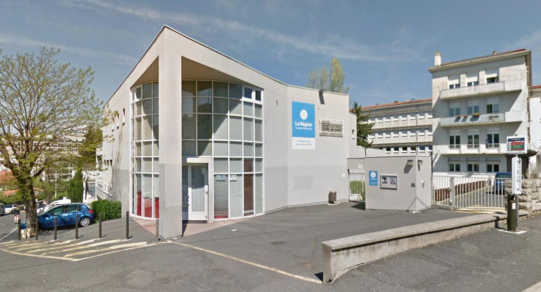BFMTV's tweet photo. Puy-en-Velay: plusieurs départs de feu constatés au lycée Jean-Monnet, une enquête ouverte https://t.co/Icvtrl7rPI https://t.co/kb2QjRcZfD