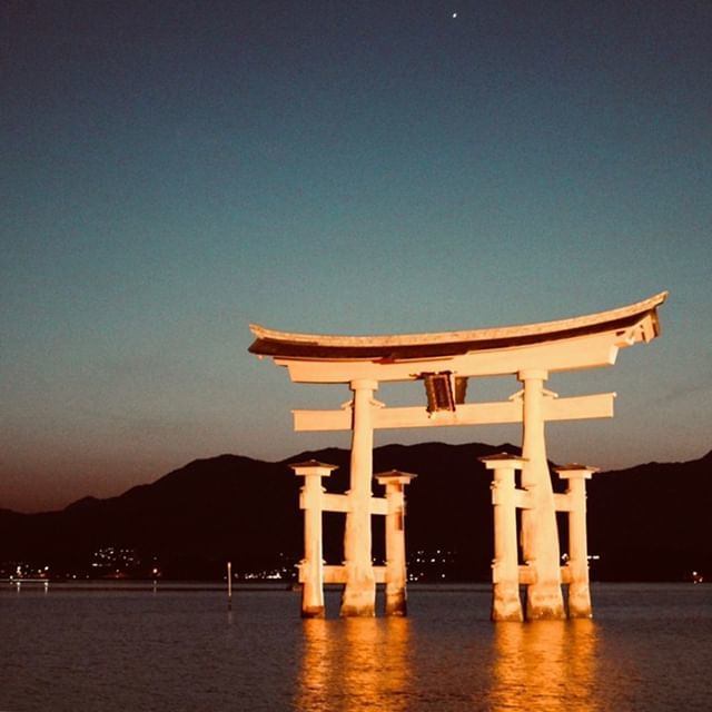 rfalonso's tweet photo. The ‘floating’ torii gate of Itsukushima Shrine appears to float in the water at high tide and is classified as one of the Three Views of Japan #shrine #itsukushima #japan #photography #photooftheday https://t.co/8vc1kkATEJ https://t.co/hmzXIviInr