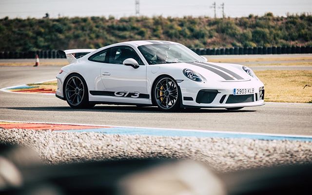 Sabemos lo que os gusta disfrutar de vuestro coche, por ello hemos preparado dos circuitos✌🏼 Uno de velocidad en el que podréis llevar el coche al límite y otro de habilidad en el que deberéis trazar fino🏁 ¿Quien será el Sixter más completo? 😃
#6to6trackday
www.6to6motor…