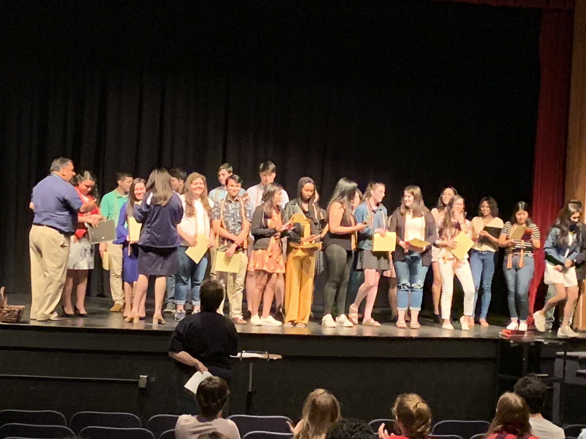 JusticeHSWLang2's tweet photo. The French and Hispanic Honor Societies celebrated their Induction ceremony. Congratulations to all new members!!! Special thanks to Ms. Buffenbarger and Mr. Yanez as sponsors👏👏👏 Thank you, Ms. Eck and Mr. Brooks for joining us in this event! https://t.co/8KGoQdfbbI