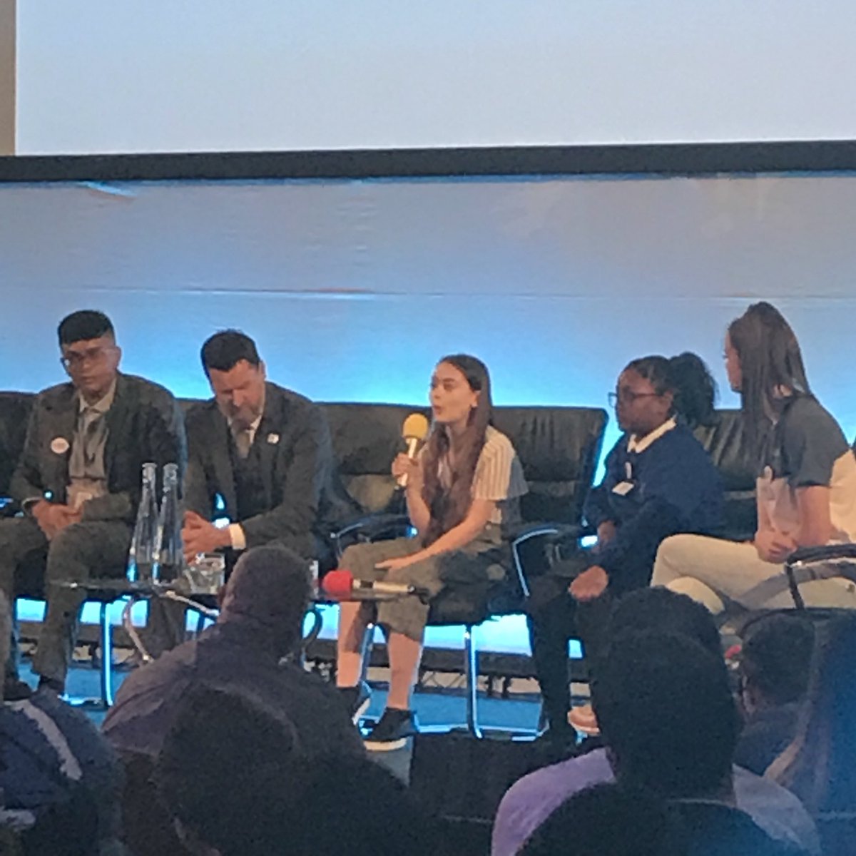 CR2FCampaign's tweet photo. Young Food Ambassador Asha asks a school nutritionist in the audience why lunch breaks are so short that students have to contend with long queues &amp; struggle to buy &amp; eat food in the allotted time #Right2Food https://t.co/0zd6LFO9gr