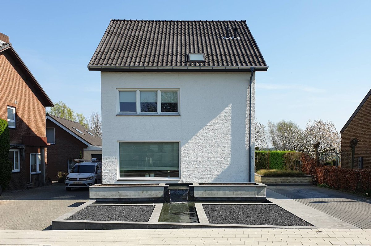 Facebook, <a href="/GdGrauens/">Gärten des Grauens</a>  :
Thementag Schweiz

Die Urlaubserinnerungen an Schaffhausen (Schweiz) inspirierten Michael P. (N.v.d.R.g.) zu dem gärtnerischen Reinfall vor seinem Panoramafenster.