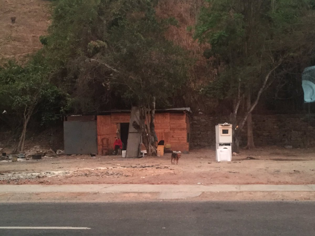 Buenos días <a href="/darwingonzalezp/">Darwin González</a> <a href="/AlcaldiaBaruta/">Alcaldía de Baruta</a> la comunidad se encuentra en alerta ante esta situación, le pedimos información frente al parque la Trinidad de Vizcaya