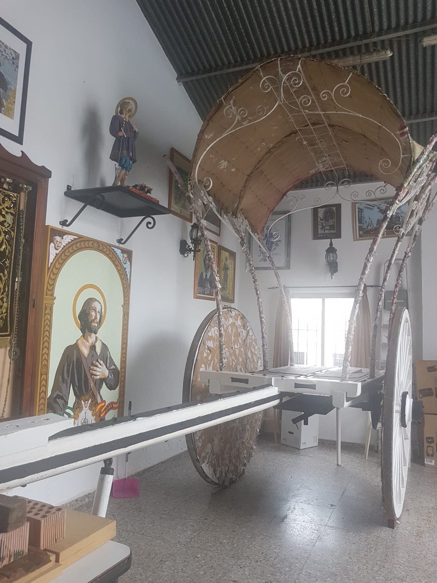 La carreta que cobija cada año a San Isidro Labrador acaba de realizar su entrada en nuestra casa de hermandad. 

Os esperamos cada tarde a partir de las 19:00 horas para la confección de las flores de papel que la revestirán de cara a la romería del próximo 12 de mayo.