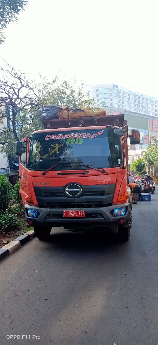 SatpelKec's tweet photo. Kegiatan Pengangkutan Sampah Pool Gerobak RW.01.Glodok Kec.Tamansari 
Jakarta Barat
Kamis,25 April 2019
#8harimenujuHPSN
#dkinyokkerjabakti
#roadtoHPSNday
#haripedulisampahnasional
#dinaslhdki
#smartpeople
#jakartabersih
#bhayplastik
#likeforlike
#hpsn2019 https://t.co/9qrrRyhmLU