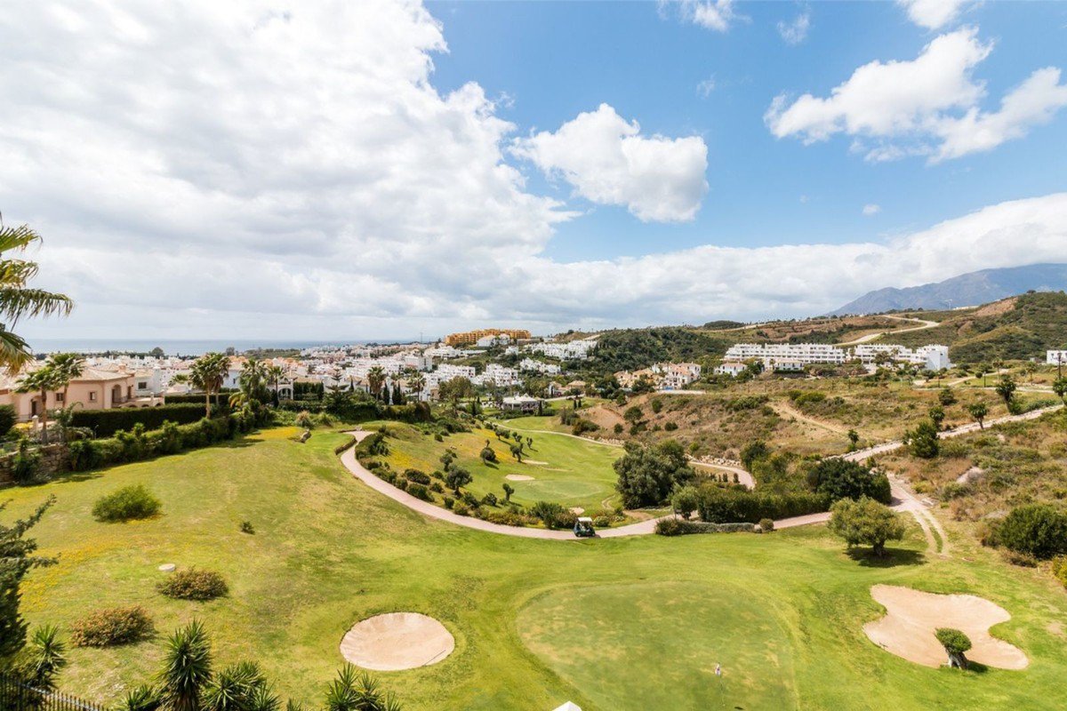 surestates's tweet photo. #Stunningvilla in #frontlinegolf position located in the residential area of #LaResinagolf. Tranquil and residential location nearby #Estepona, close to #PuertoBanus and #Marbella, just 7 minutes’ drive away, and the #beach is only 1.3km away.
More info : https://t.co/q3DkrxD6l9 https://t.co/4SC64fUzLz