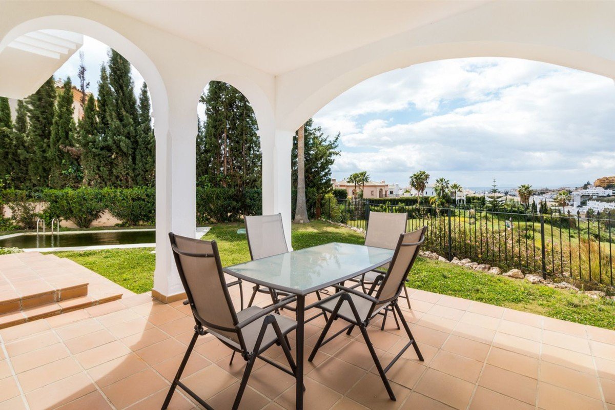 surestates's tweet photo. #Stunningvilla in #frontlinegolf position located in the residential area of #LaResinagolf. Tranquil and residential location nearby #Estepona, close to #PuertoBanus and #Marbella, just 7 minutes’ drive away, and the #beach is only 1.3km away.
More info : https://t.co/q3DkrxD6l9 https://t.co/4SC64fUzLz