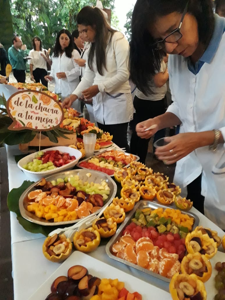 MinAgriFam's tweet photo. #Ahora Servimos desayuno saludables con frutas de estación y de las #ChacrasMisioneras  en el Encuentro Provincial Programa Escuelas Faro, en el complejo la Aventura. https://t.co/bWHtYrNk2i
