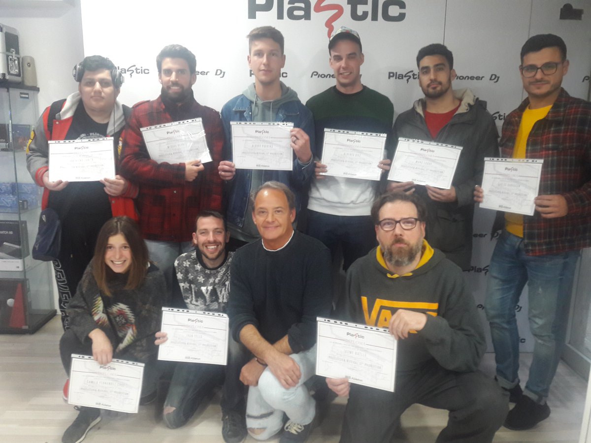 Plastic Academia tweet media