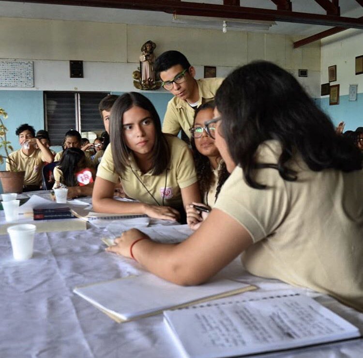 AG_movement's tweet photo. #25A En #EresSabares estamos fomentando la construcción de ideas respaldadas de argumentos sólidos para el debate final. Me llena de orgullo que en pocos días #Barquisimeto verá el resultado de semanas de formación ¡Vamos! #NeverGiveUP #AGmovement #HechosNoPalabras https://t.co/071Fzs2oOi