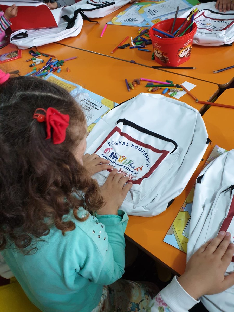 kooperatiftreni's tweet photo. Sosyal Kooperatif Eğitim ve Tanıtım Treni daha güzel yarınlar için çıktığı İlkbahar Seferi’nin 7. durağı olan Yayladağ Geçici Barınma Merkezi ziyaret edildi ve çocuklara yönelik Sosyal Kooperatifler temalı doğaçlama gösteri geçekleştirildi. https://t.co/oCBewR1LaD