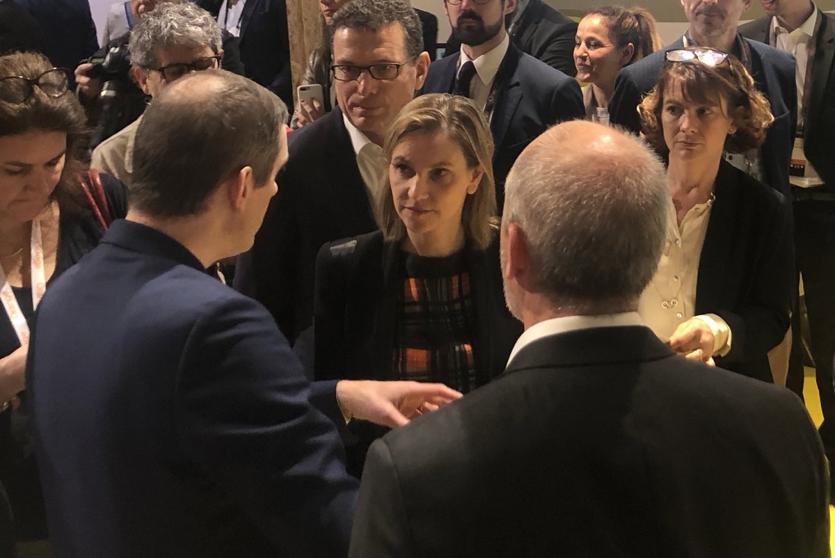 olivier_wd's tweet image. Madame la Secrétaire d’Etat auprès du Ministre de l’Économie et des Finances @AgnesRunacher
nous a fait l’honneur de nous rendre visite et de rencontrer notre robot connecté en #5G en présence de @srichard @HelmReisinger et @mno_jl 
Merci !