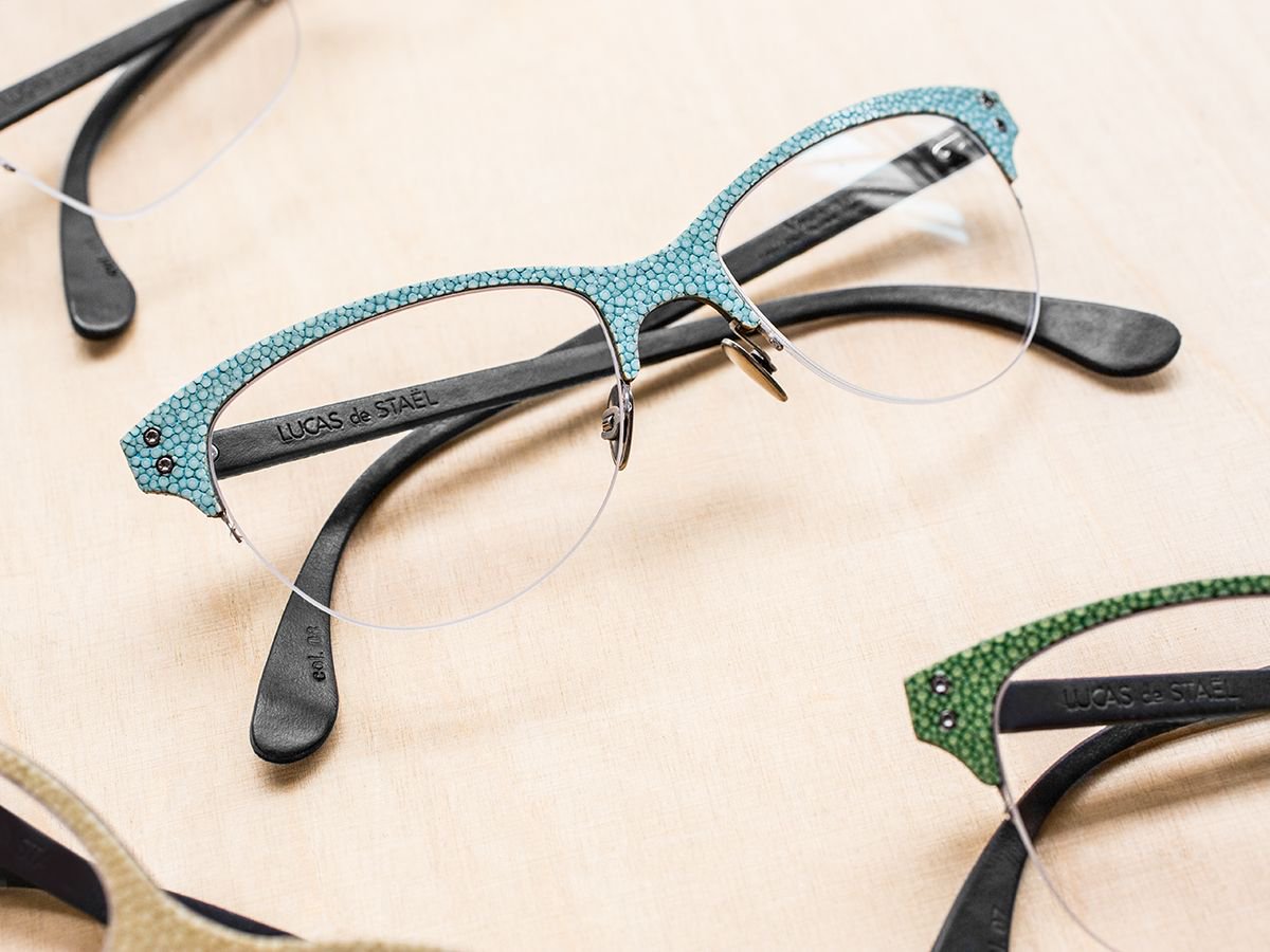 Please welcome the VIVARIUM STINGRAY THIN collection. We've pushed the collection forward by creating thiner frames, while still playing with the graphic aspect of this fabulous material.

#lucasdestael #undostrial #leathereyewear #galuchat