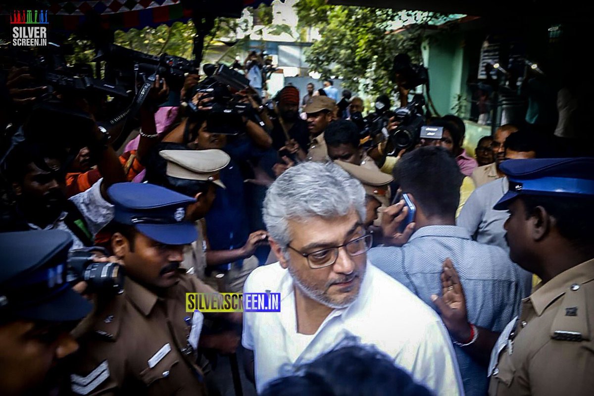 HShanmugavel's tweet photo. @tonystark_offl 50 பேர கூட்டிட்டு போய் அலப்பறைய குடுத்துட்டு போட்டோவுக்கு போஸ் குடுக்குறது பேர் பப்ளிசிட்டி இல்லையாம்😂

அமைதியா போய்ட்டு யாருக்கும் தொந்தரவு இல்லாம Vote பண்ணிட்டு வர்ரது பேரு Publicity nalla Panrangaya Un fans😂
#MrSimplicity 
#OruViralPuratchi #Sarkar https://t.co/ppN1z2ZEZC