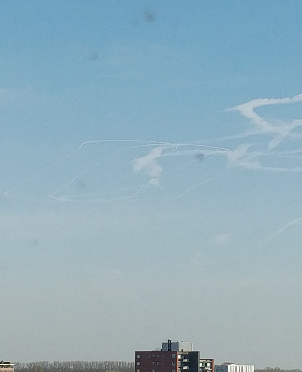 Strepen in de lucht, maar waar komen ze vandaan? RTV Noord Strepen in de lucht, maar waar komen ze vandaan? RTV Noord
