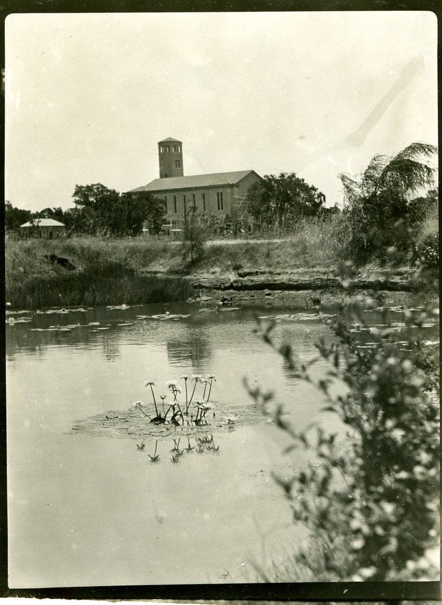 uwanews's tweet image. #TBT to 1930 and a few less buildings on campus 🏗
