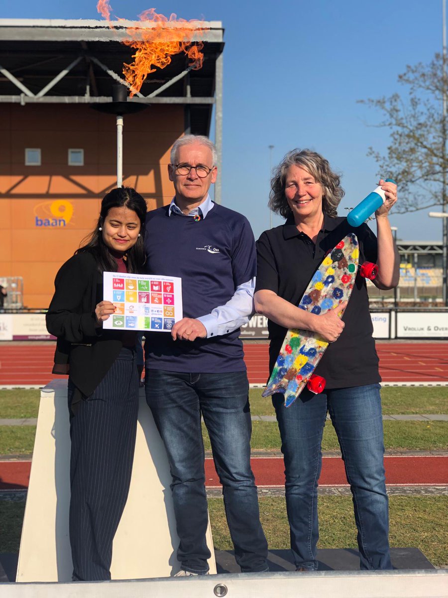 is op deze mooie dag op de Rusheuvel. Opening met rennende wethouder met toorts <a href="/keesvangeffen/">Kees van Geffen</a> geslaagd en speeches <a href="/ayekari7/">Aye Kari soe</a> en <a href="/SEC_Oss/">SEC</a> ook. De Global Goals vlam brandt <a href="/afvalinzOss/">Afvalinzameling Oss</a>  <a href="/hooghuis/">Pieter Hooghuis</a> <a href="/maaslandcollege/">Maaslandcollege</a> #datisoss #duurzaamOss