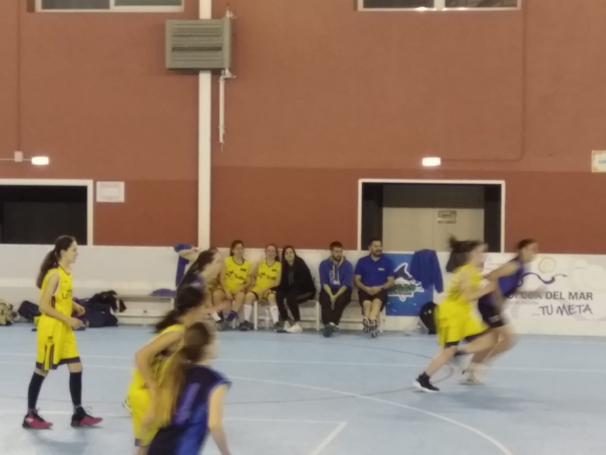 b86lasalle's tweet photo. #MDBC2019 nuestro #INFfemA también se ha estrenado a primera hora contra #CbElSalvador #SomosLaSalle https://t.co/C5rdJeKWwh