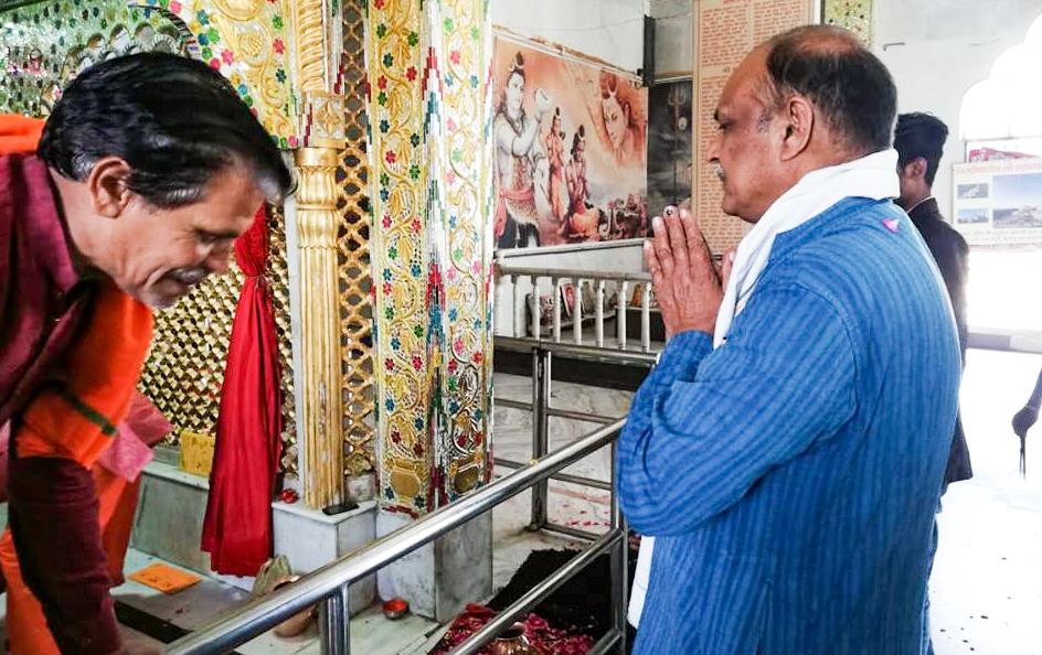 जौरासी हनुमान जी के दर्शन किये और आशीर्वाद लिया |
Offered prayers and took blessings from Jaurasi Hanuman Ji .
#AshokSinghforGwalior #AbHogaNyay #Gwalior