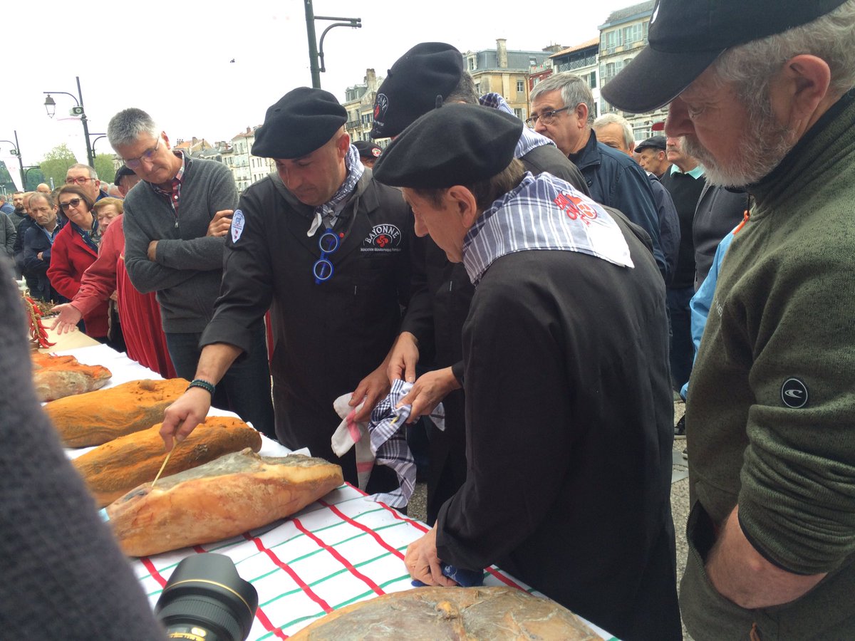 StephanieF3EH's tweet photo. C'est la foire à Bayonne ! Du jambon bien sûr ! 557ème édition du concours du meilleur jambon fermier A suivre et à déguster dans les JT @F3euskalherri @F3Aquitaine et sur @NoAtvcom https://t.co/LBNQLOz7Zm