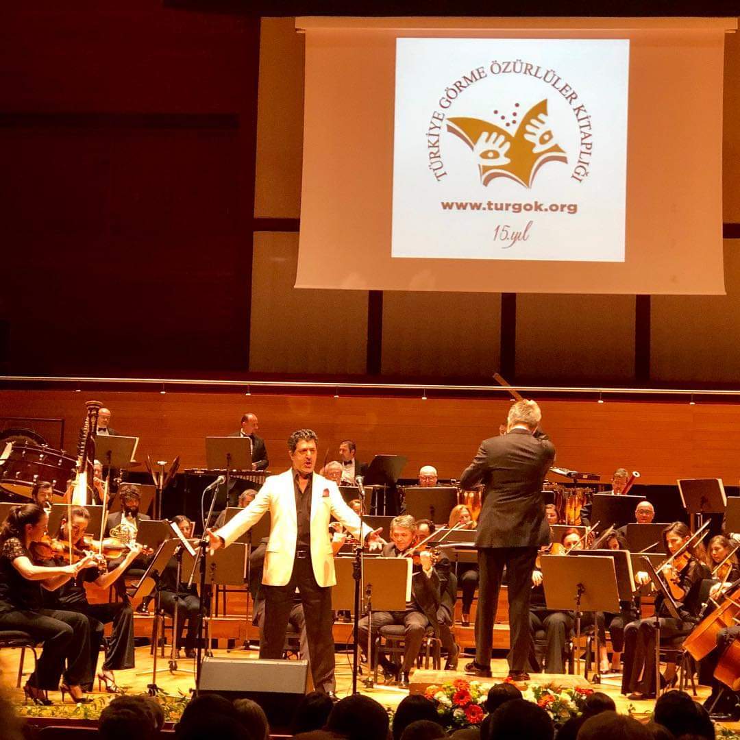 teyfikrodos's tweet photo. 15 Nisan Pazartesi akşamı,şef Hakan Şensoy yönetimindeki İZDOB Orkestrası ve soprano Burcu Sayın ile geliri  TÜRGÖK Kitaplığı için kullanılmak üzere verdiğimiz konserimiz İzmirlilerce büyük ilgi gördü.Konser sonunda İBB Başkanı Tunç Soyer tarafından plaketle onurlandırıldık. https://t.co/336XZ32d3K