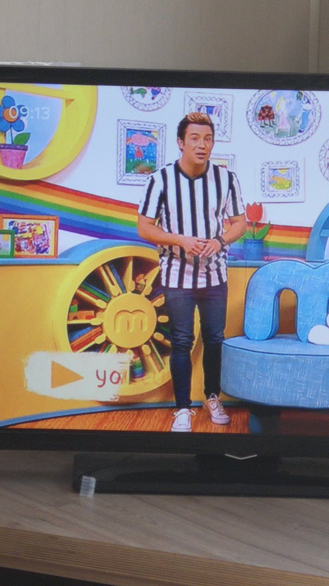 pdaveyelec's tweet image. When @channel5_tv  aren&apos;t paying you enough so you&apos;ve got to come from your part time job at @FootLockerEU