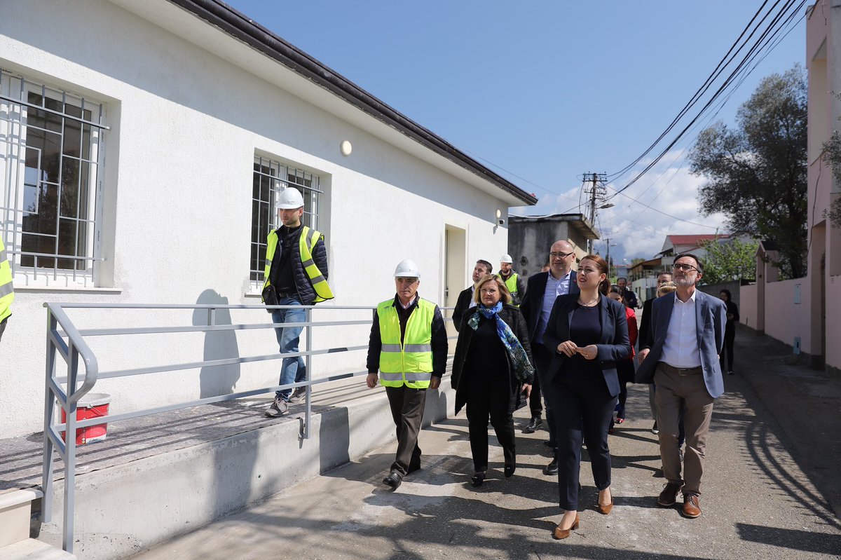 GManastirliu's tweet photo. Pothuajse gati🙌🏼
🏥Pas shumë vitesh në gjendje të degraduar, qendra shëndetësore #Sauk, po transformohet në #standardin më të lartë të kujdesit parësor.
Me @VasilikaHysi & partnerët “Shëndet për të Gjithë” pamë nga afër investimin që siguron shërbim cilësor për 13 mijë banorë👌🏼 https://t.co/cvPNOXJBs1
