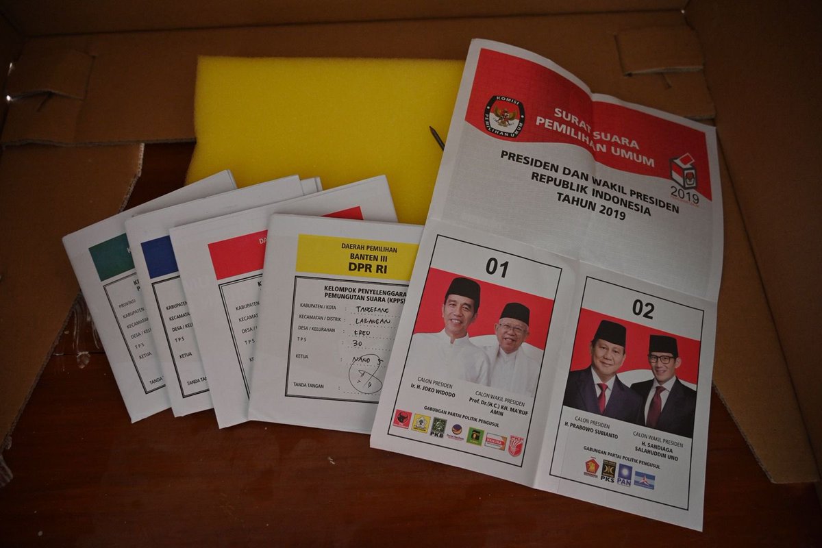 SAHINOP's tweet photo. บัตรเลือกตั้ง ที่อินโดฯ มีมากถึง 5 ใบ และต้องถูกส่งไปยังคูหาเลือกตั้ง กว่า 809,500 แห่ง ราว 17,000 เกาะ รวมถึงหมู่บ้านในป่าเขาที่ห่างไกลและพื้นที่สีแดงที่ยังมีกลุ่มก่อการร้ายเคลื่อนไหวอยู่ (แก้ไขจำนวนประชากร 260ล้านกว่าคน) #PhotoAFP #Indonésie #เลือกตั้ง62 https://t.co/5lgYxaVUgH