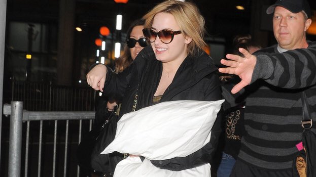 quackvato's tweet photo. demi lovato holding pillows appreciation post https://t.co/JCbLEAaAjd
