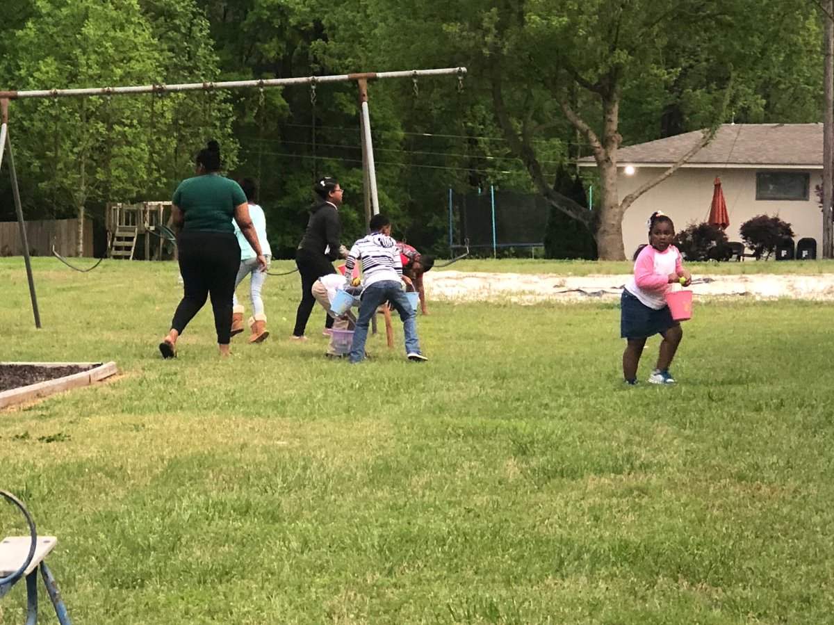 cpwright81's tweet photo. The children’s ministry (chirren) told me to hurry up before it rained. Needless to say, they were more than elated to celebrate the resurrection of Jesus! #HOFM https://t.co/8cMISl2nP6