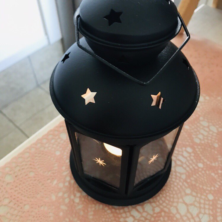 96mame_work's tweet photo. 先日ついに買ってしまった…
#IKEA
#キャンドル
#ランタン
#ROTERA
#ロテーラ
#ティーライト
セール中だったらしく
税込299円でござる٩(*´︶`*)۶
中のキャンドルもIKEAで、これは元々防災用に買ってあったもの。
確か1個あたり5円で、
4時間もつo(`・ω´・+o) ドヤァ…! https://t.co/RrchNjzxkT