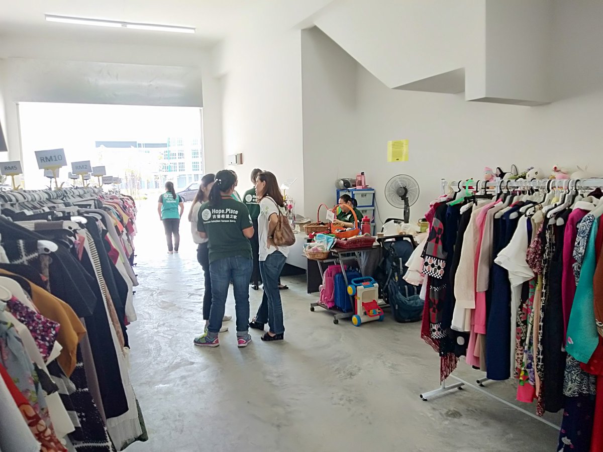 merymarta55's tweet photo. Hope place charity centre open now at stutong tt3 near samajaya custome .. tuk ktkorng kuching gi sitok la sik rugi ktk mun pegi sitok nang champion barang2 sitok deng 
#Sarawak 
#sarawakinformasi 
#hopeplacesarawak
#2019PilihShopee https://t.co/E4LJUe1qtv