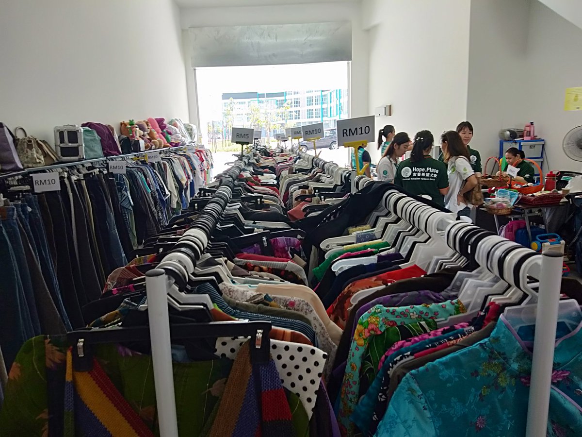 merymarta55's tweet photo. @SukaSukaMY  hope place charity centre buat ktkorng sarawak yg suka barang bundle ha kmk berik tau ktk sitok ada open charity from hopeplace kuching .. barang2 sia nang champion semua deng ktk mesti pergi sia .. at stutong tt3 near samajaya custome nang best https://t.co/ZwIYuChrkP