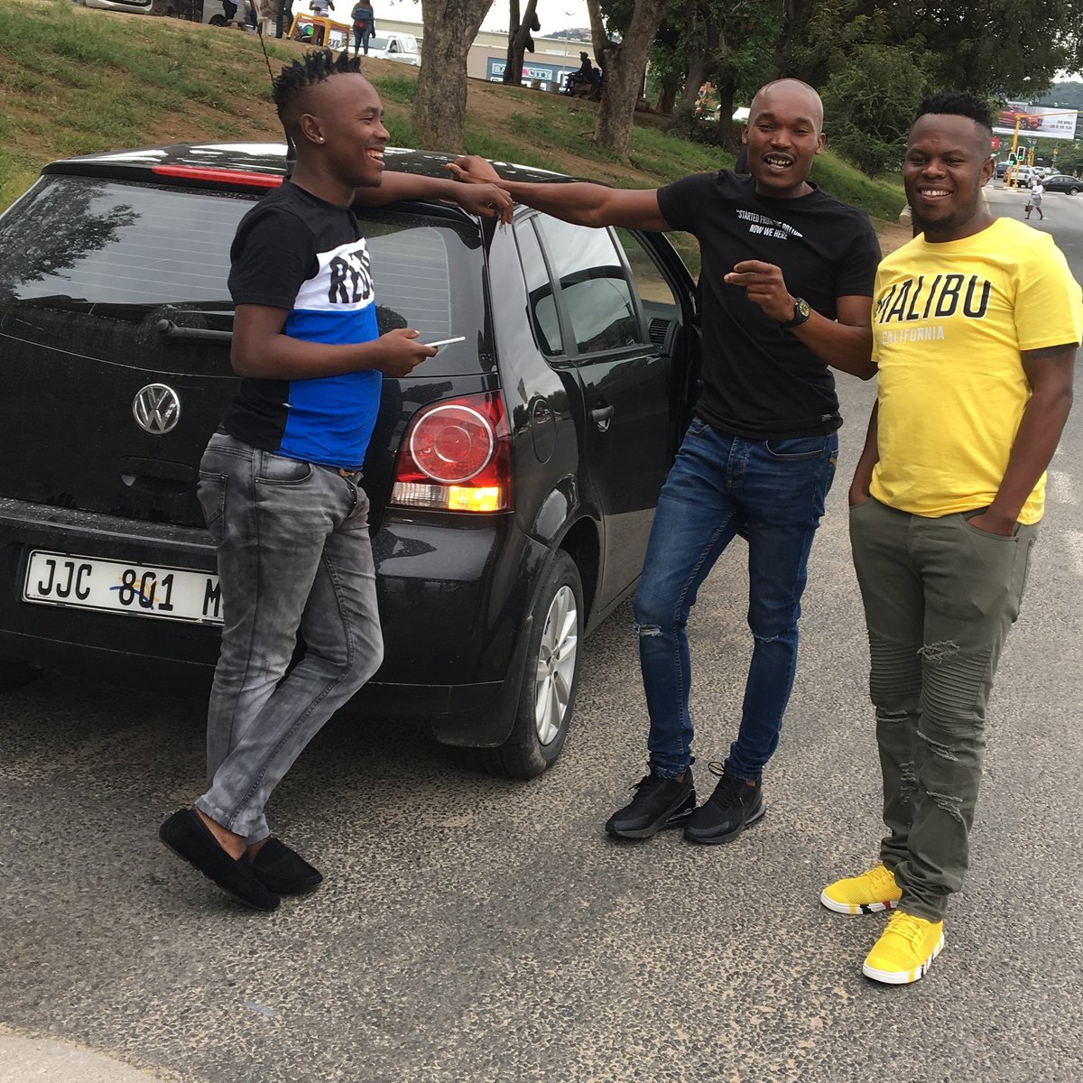 TboyMP's tweet image. Faka tandla etikhwameni to protect your assets when you taking a pic with Pienaar boyz especially bangani baMadumane 😂😂 #twofinger #tbt