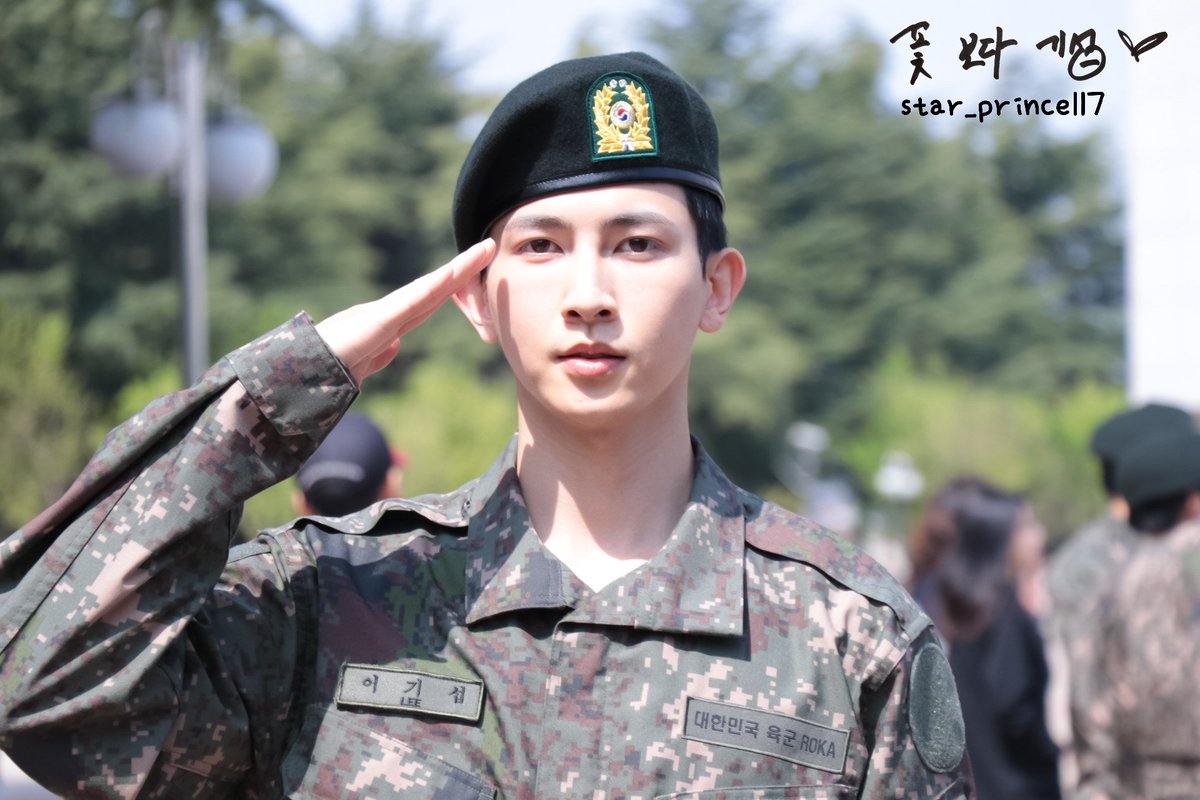 star_prince117's tweet photo. 190418 기섭 논산훈련소 수료식

충성! 
너무 늠름하지만 역시 기섭이는 웃는얼굴이 좋아😊✨

#ukiss #유키스 #kiseop #기섭
@KiSSeop91 https://t.co/zvQvyqBqEW