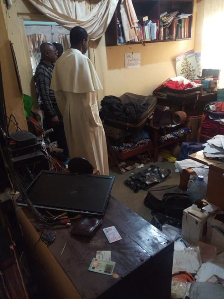 Goddygo1's tweet photo. Rev. Fathers Oliver Gam &amp; Anthony Viban are presently in hospital after been attacked, beaten &amp; robbed of valuable items in #Akum presbytery, Bamenda, #SouthernCameroons by dictator @PR_Paul_BIYA's melitary. #Jistice4Nera10. @RepKarenBass @AsstSecStateAF @CohenOnAfrica @mbachelet https://t.co/SbgXIS47zg