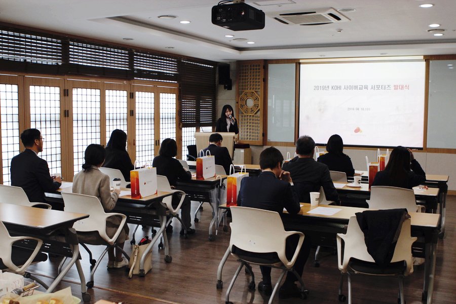 molmot3's tweet photo. 2019년 4월 10일 KOHI 사이버교육 서포터즈 발대식 개최 

한국보건복지인력개발원은 보건복지 인재양성의 허브기관으로 보건복지 분야 공무원을 비롯하여 사회복지, 보건의료, 자활 등 보건복지 분야 종사자의 보건복지 관련 인력을 교육하고 있다. https://t.co/cZizk1fInL