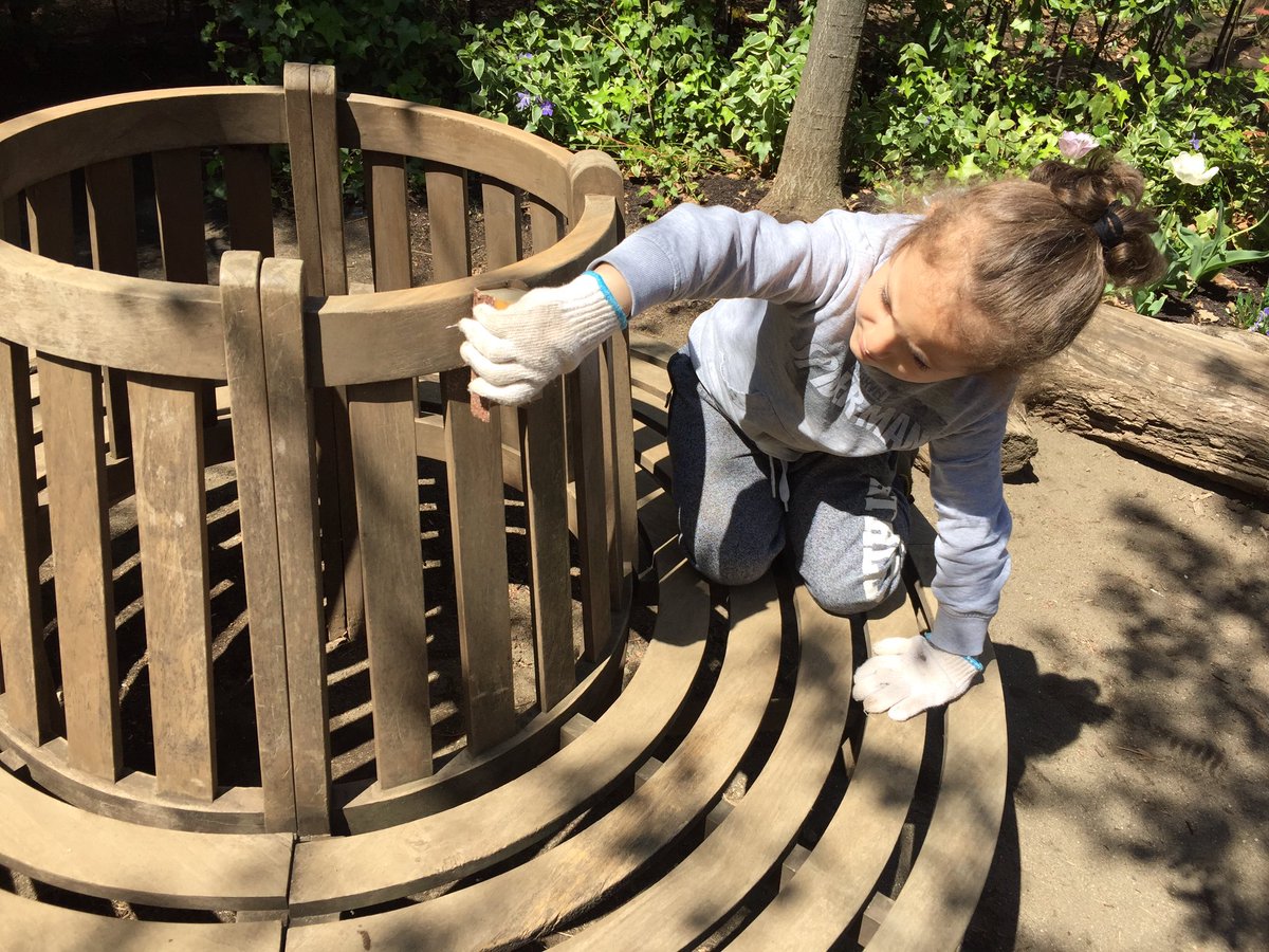 MSTokyoGarden's tweet photo. Maintaining the bench in the garden with Sunshine and Elementary students. #MSTgarden #MSTresponsibility #WeAreMST https://t.co/iNVmvBSCrW