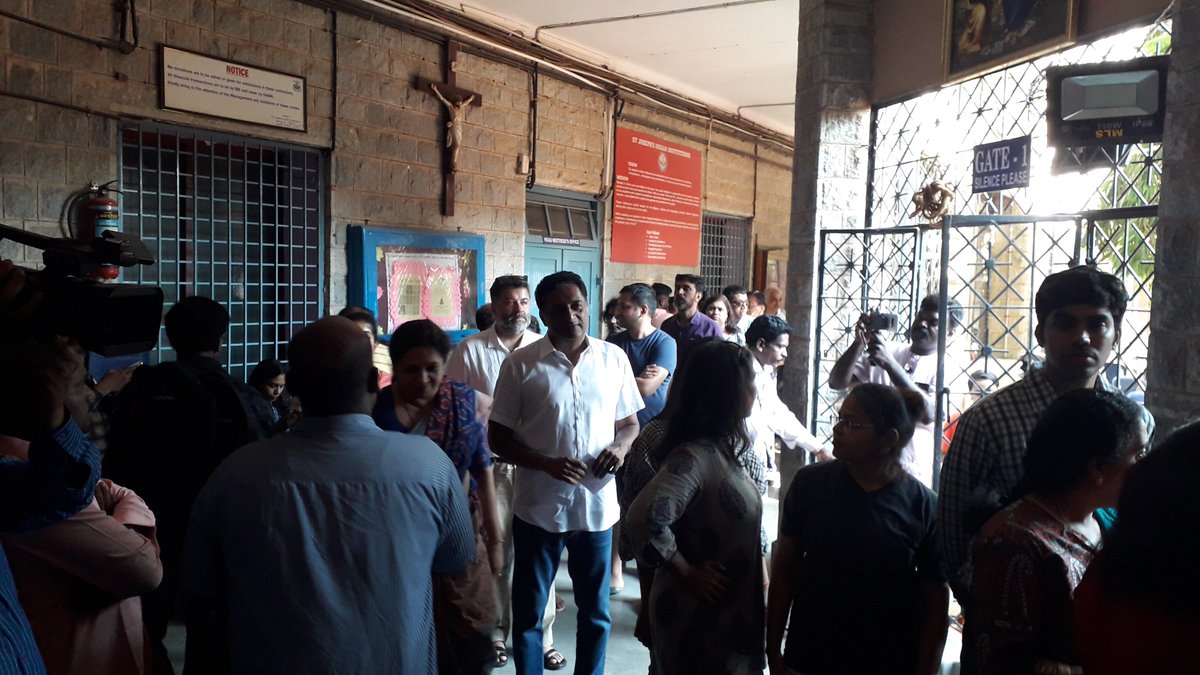 JoinPrakashRaj's tweet photo. He voted! Did you ?
Kindly go &vote. Vote for democracy, vote if you are tired with your system and want to bring in the change ! Vote for your right MP so he can choose a right PM for you ! @prakashraaj
#bangalorecentral
#independentcandidate
#whistlegevotehaaki
#serialno14 https://t.co/PLPe5kdlQJ