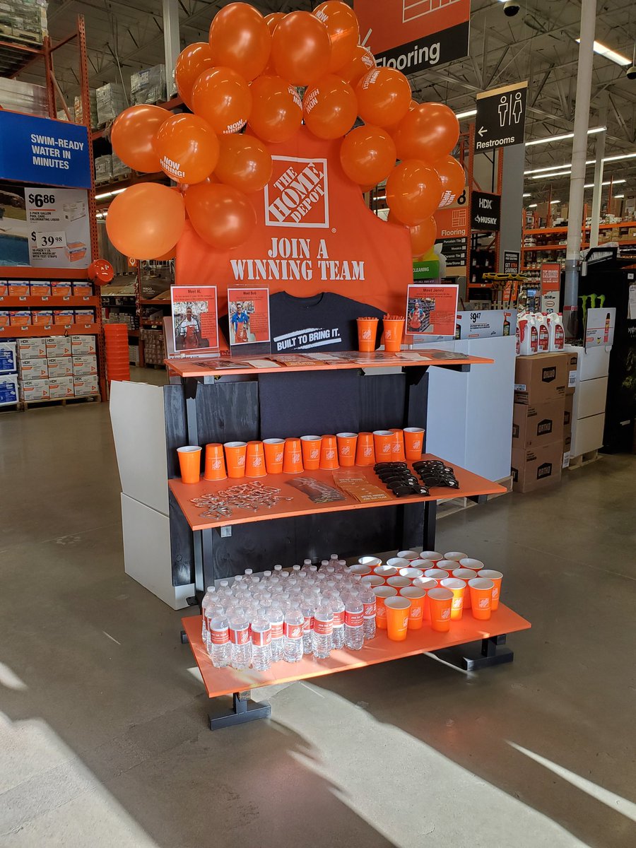 depochic1's tweet image. Daniel the ASDS at 472 driving excitement around turning customers into associates! This is a great way to highlight what it is to be a orange blooded associate!! Thank you Daniel!! @jacki_mccord @cvjuarez1 @DJJKsanchez @AndrewJensen66 @SCHWERDINATOR #PMDpeoplefirst #D130Driven